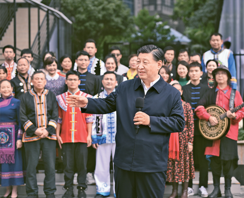 2023年12月14日至15日，中共中央總書記、國家主席、中央軍委主席習(xí)近平在廣西考察。這是14日上午，習(xí)近平在南寧市良慶區(qū)蟠龍社區(qū)考察時，同社區(qū)各族群眾親切交流。 新華社記者 燕雁/攝