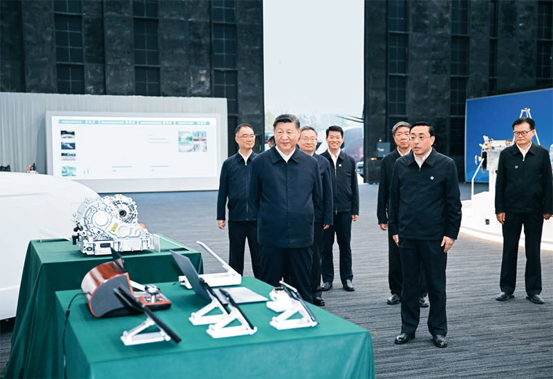 2024年10月17日至18日，中共中央總書記、國家主席、中央軍委主席習(xí)近平在安徽考察。這是17日下午，習(xí)近平在合肥濱湖科學(xué)城察看安徽省重大科技創(chuàng)新成果集中展示。 新華社記者 謝環(huán)馳/攝