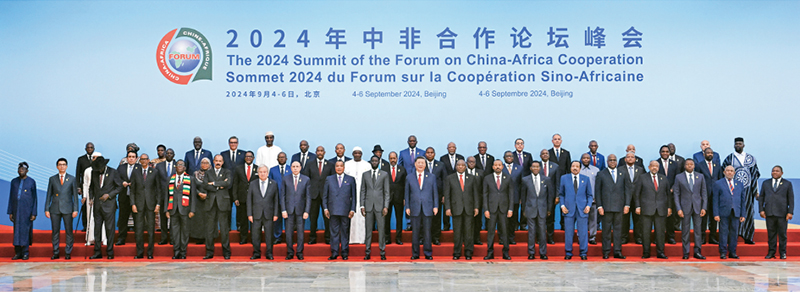 2024年9月5日上午，國家主席習(xí)近平在北京人民大會堂出席中非合作論壇北京峰會開幕式并發(fā)表主旨講話。這是開幕式前，習(xí)近平同出席峰會的外方領(lǐng)導(dǎo)人集體合影。 新華社記者 饒愛民/攝