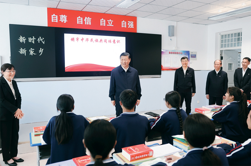 2024年6月18日至19日，中共中央總書記、國家主席、中央軍委主席習(xí)近平在青海考察。這是18日下午，習(xí)近平在果洛西寧民族中學(xué)高一（1）班觀摩“新時代、新家鄉(xiāng)”主題思政課。 新華社記者 鞠鵬/攝